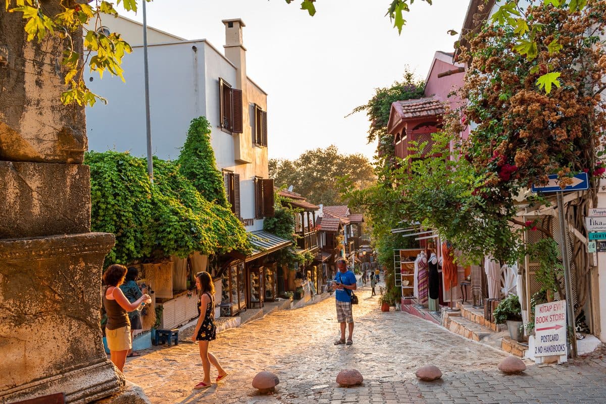 Каш — набережная и горы