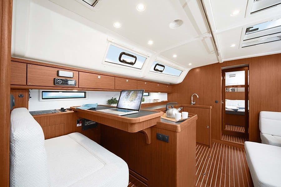Bavaria Cruiser 46 — навигационный угол