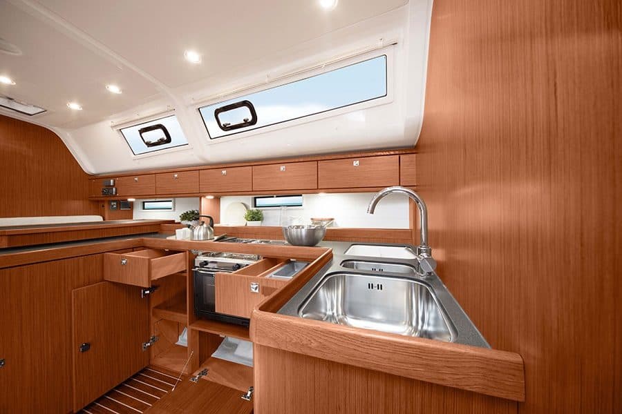 Bavaria Cruiser 46 — камбуз